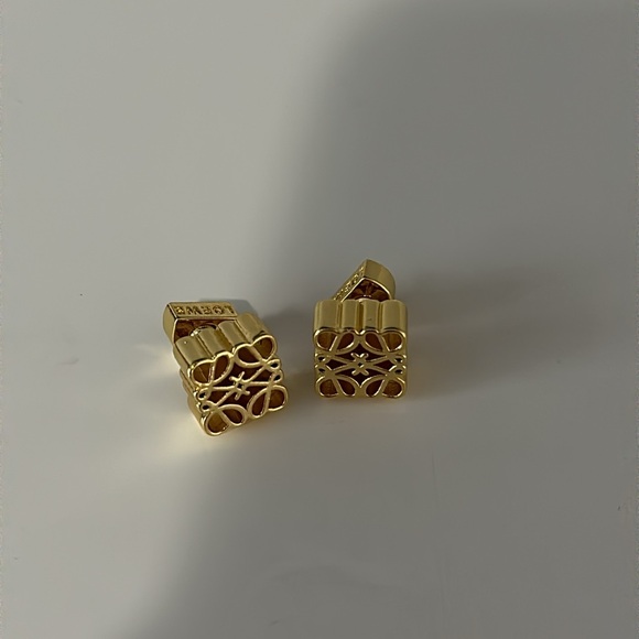 NWOT “L” Inspired 18K Gold Square Cubic Hole Hollow Textured Stud Earrings - Picture 7 of 9